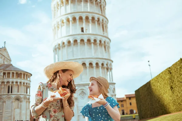 Šťastná Mladá Matka Dítě Pizzou Blízkosti Štíhlé Věže Pise Itálie — Stock fotografie
