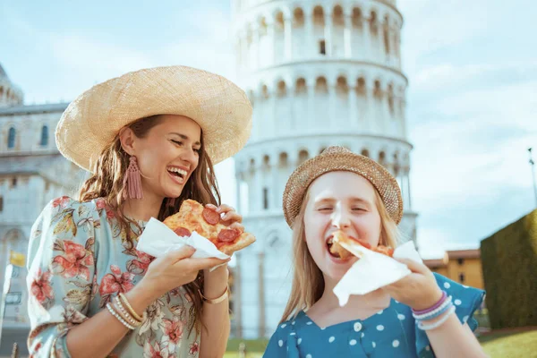 Sorridente Jovem Mãe Filha Com Pizza Perto Torre Inclinada Pisa — Fotografia de Stock