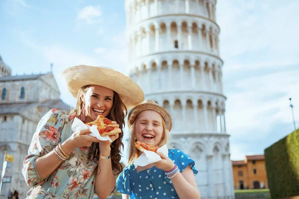 Glad Trendig Familj Med Pizza Nära Lutande Torn Pisa Italien — Stockfoto