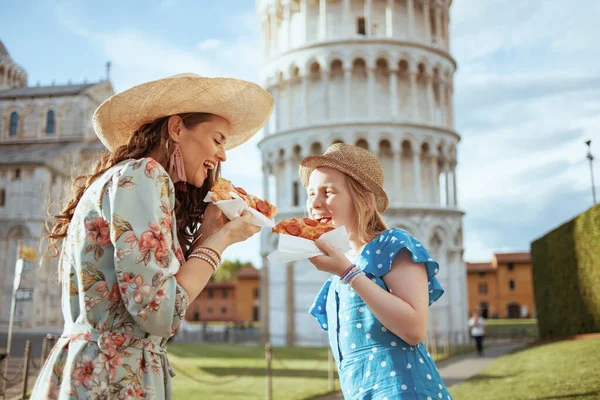 Felice Mamma Bambino Alla Moda Con Pizza Vicino Alla Torre — Foto Stock