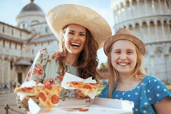Retrato Jovem Mãe Filha Felizes Com Pizza Perto Torre Inclinada — Fotografia de Stock