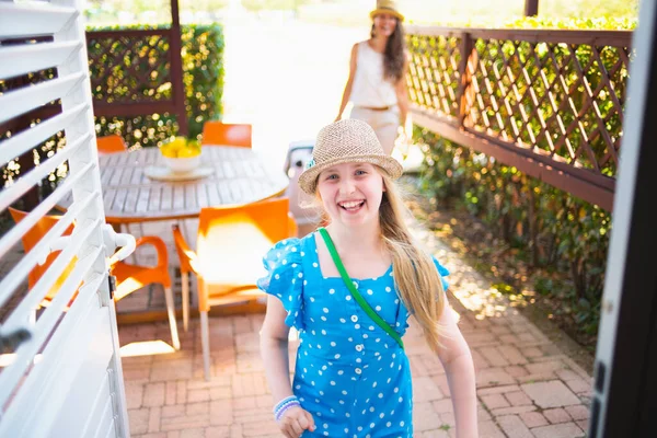 Glad Elegant Mamma Och Dotter Resenärer Hattar Med Hjulpåsar Checka — Stockfoto