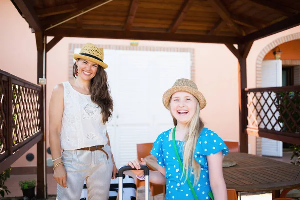 Portrait Happy Trendy Mother Daughter Travellers Hats Trolley Bags Terrace — Stock Photo, Image