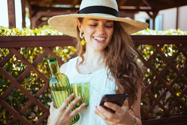 Lächelnd Schicke Jährige Frau Weißem Hemd Mit Flasche Limonade Glas — Stockfoto