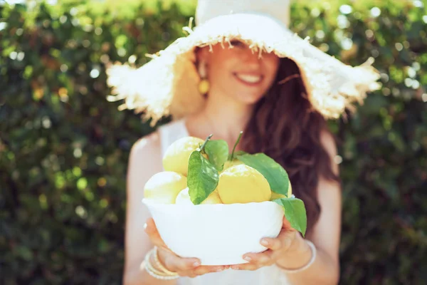 Happy Young Housewife White Shirt Plate Local Farm Lemons Hat — Stock Photo, Image