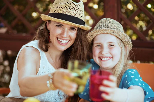 Glücklich Stilvolle Mutter Und Kind Klirren Gläser Auf Der Terrasse — Stockfoto