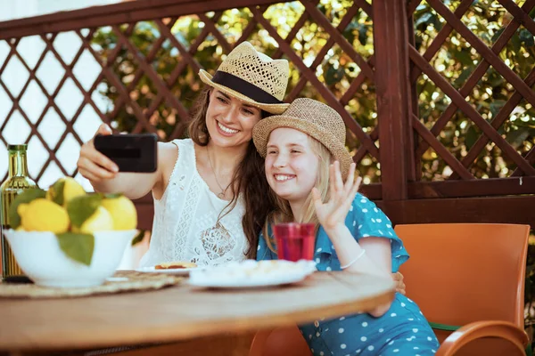 Famille Moderne Souriante Avec Assiette Citrons Ferme Locale Chat Vidéo — Photo