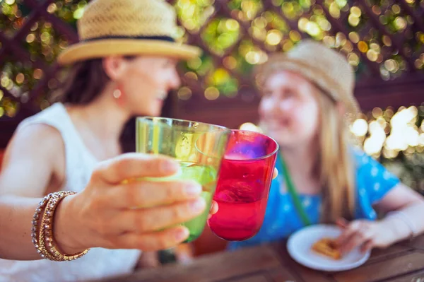 Nahaufnahme Lächelnder Mutter Und Tochter Beim Gläserklirren Und Brunch Auf — Stockfoto