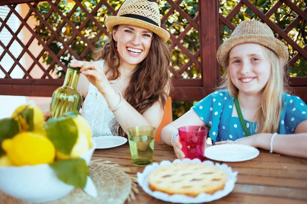 Uśmiechnięta Modna Matka Córka Crostata Zieloną Butelką Lemoniady Talerzem Lokalnych — Zdjęcie stockowe