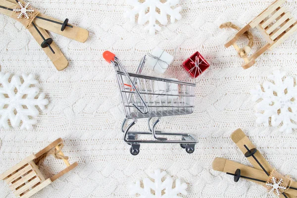 Winter Flat Lay Snowflakes Sleds Skis Gifts Shopping Cart White — Stock Photo, Image