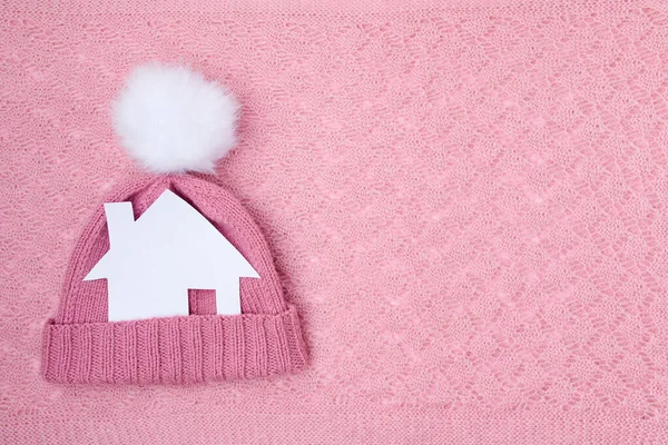 Inverno Flat Lay Com Casa Papel Chapéu Com Pompom Sobre — Fotografia de Stock