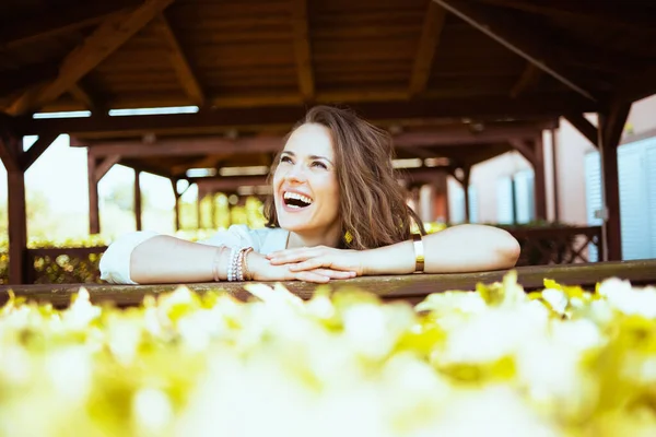 Gelukkig Trendy Vrouw Wit Shirt Boerderij — Stockfoto