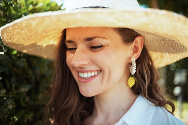Smiling Modern Middle Aged Housewife White Shirt Hat Outdoors Green — Stock Photo, Image