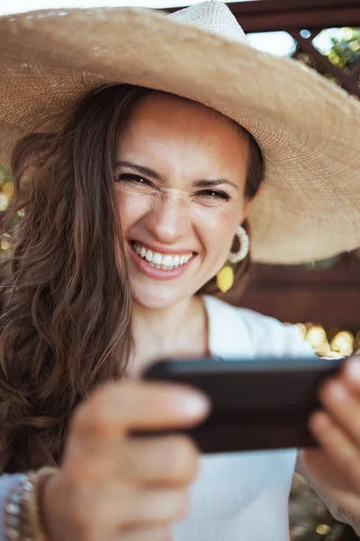 Retrato Mulher Moderna Meia Idade Sorridente Camisa Branca Com Chapéu — Fotografia de Stock