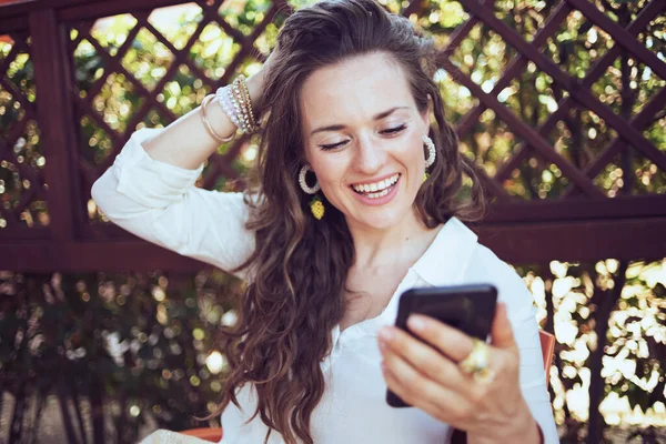 Šťastný Středního Věku Žena Bílé Košili Video Chat Smartphone Terase — Stock fotografie