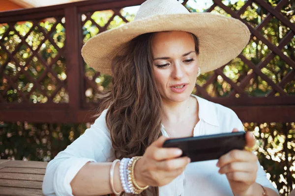 Pensive Modern Gammal Hemmafru Vit Skjorta Med Hatt Sitter Vid — Stockfoto