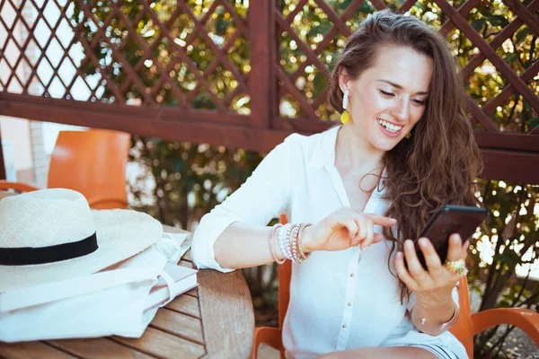Χαμογελαστή Σύγχρονη Μεσήλικη Νοικοκυρά Λευκό Πουκάμισο Χρησιμοποιώντας Την Εφαρμογή Smartphone — Φωτογραφία Αρχείου