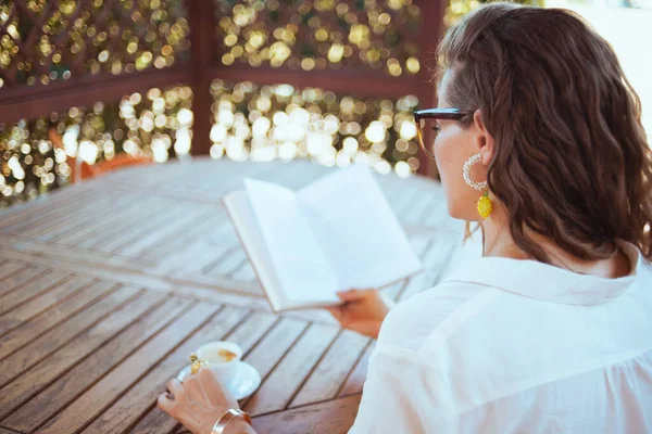 Visto Desde Atrás Mujer Camisa Blanca Con Taza Café Anteojos —  Fotos de Stock