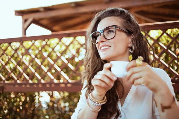 Šťastná Moderní Hospodyňka Bílé Košili Brýlemi Pití Kávy Terase — Stock fotografie