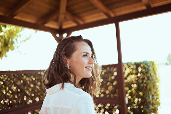 Glimlachen Elegante Middelbare Leeftijd Huisvrouw Wit Shirt Patio — Stockfoto