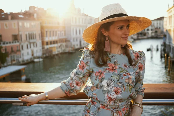 Relaxado Jovem Mulher Vestido Floral Com Chapéu Tendo Excursão Ponte — Fotografia de Stock