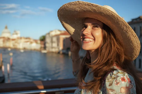 Sonriente Mujer Viajera Elegante Vestido Floral Con Sombrero Explorar Atracciones — Foto de Stock