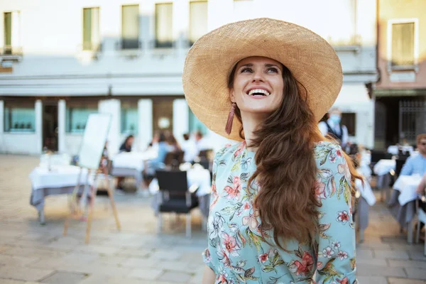 Sonriente Mujer Moderna Vestido Floral Con Sombrero Turismo Venecia Italia —  Fotos de Stock