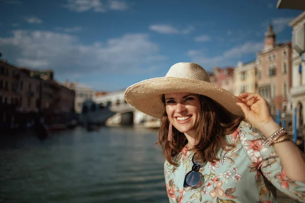 Giovane Viaggiatrice Sorridente Abito Floreale Con Occhiali Sole Cappello Sul — Foto Stock