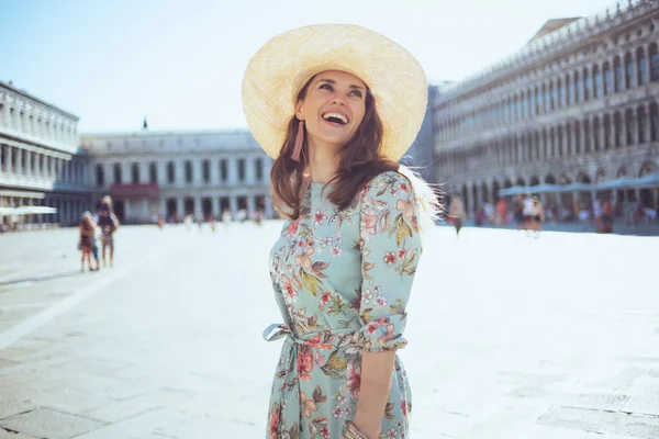 Feliz Mujer Turista Solista Elegante Vestido Floral Con Sombrero Teniendo —  Fotos de Stock