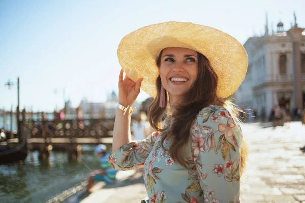 Uśmiechnięta Nowoczesna Podróżniczka Średnim Wieku Kwiatowej Sukience Kapeluszem Zwiedzająca Nabrzeże — Zdjęcie stockowe