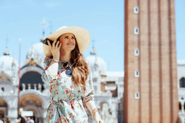 Sorrindo Mulher Turística Elegante Vestido Floral Com Óculos Sol Chapéu — Fotografia de Stock
