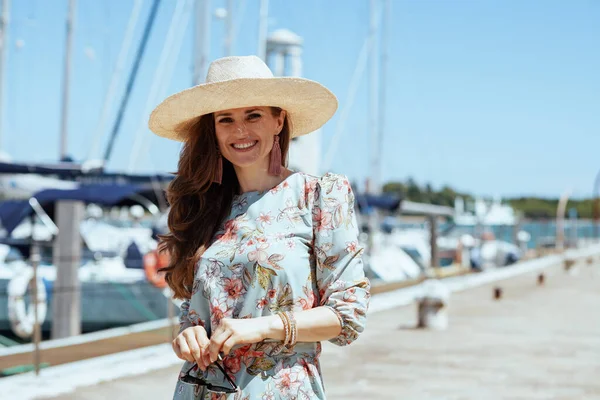 Glimlachende Trendy Vrouw Bloemenjurk Met Zonnebril Hoed Pier — Stockfoto