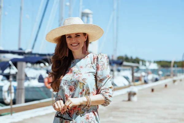 Leende Trendig Kvinna Blommig Klänning Med Solglasögon Och Hatt Piren — Stockfoto