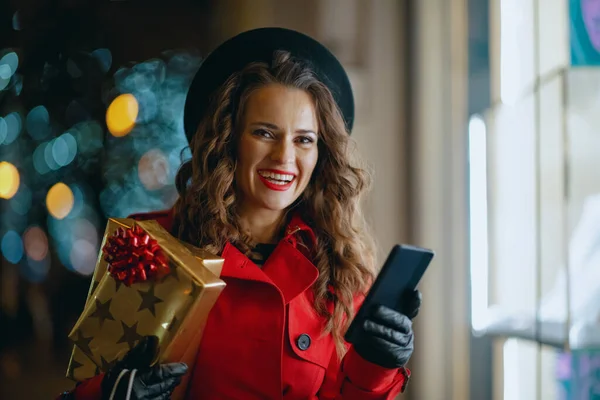 Zimowa Zabawa Portret Szczęśliwej Eleganckiej Kobiety Czerwonym Płaszczu Czarnym Berecie — Zdjęcie stockowe