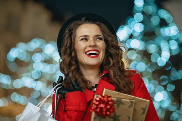 Zimowa Zabawa Uśmiechnięta Nowoczesna Kobieta Shopper Czerwonym Płaszczu Czarny Beret — Zdjęcie stockowe