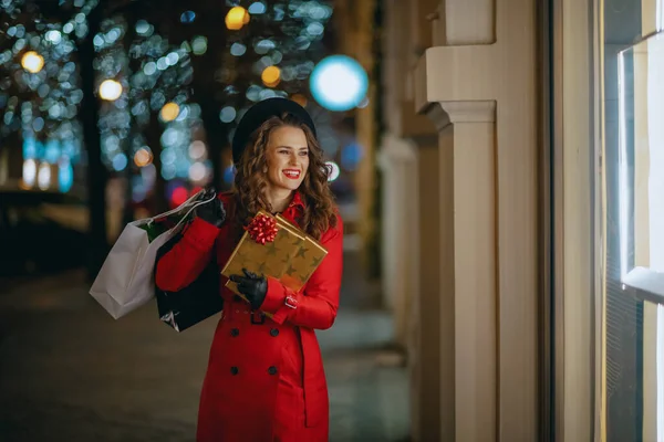 Kış Eğlencesi Kırmızı Montlu Siyah Bereli Alışveriş Çantalı Hediyeli Mutlu — Stok fotoğraf