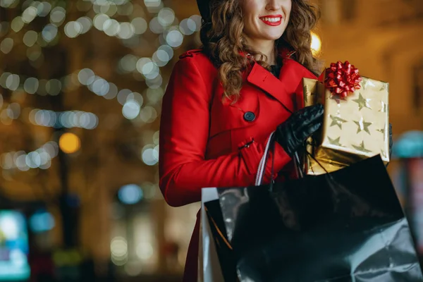 Diversión Invierno Primer Plano Sonriente Mujer Compradora Con Abrigo Rojo — Foto de Stock