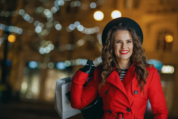 Χειμερινή Διασκέδαση Χαμογελαστή Μοντέρνα Σόλο Τουρίστρια Γυναίκα Κόκκινο Παλτό Και — Φωτογραφία Αρχείου