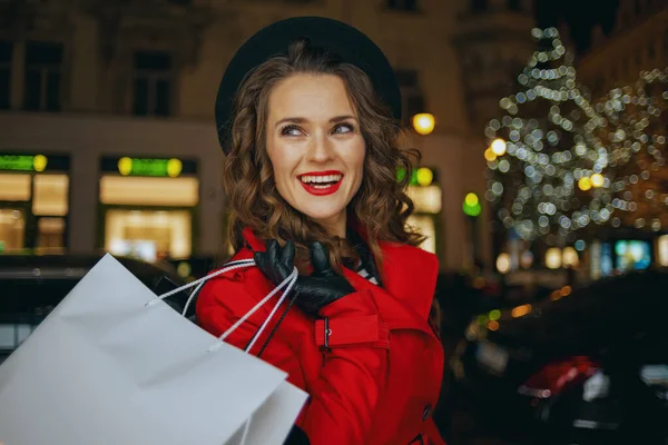 Zimowa Zabawa Uśmiechnięta Stylowa Kobieta Czerwonym Płaszczu Czarny Beret Torbami — Zdjęcie stockowe