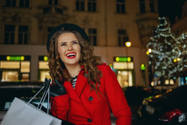 Kış Eğlencesi Kırmızı Montlu Siyah Bereli Alışveriş Çantalı Mutlu Modaya — Stok fotoğraf
