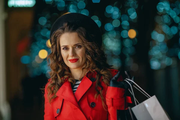 Diversión Invierno Retrato Mujer Turista Elegante Abrigo Rojo Boina Negra —  Fotos de Stock