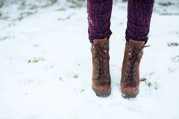 Zbliżenie Kobietę Kostki Buty Zewnątrz Parku Miejskim Zimie — Zdjęcie stockowe