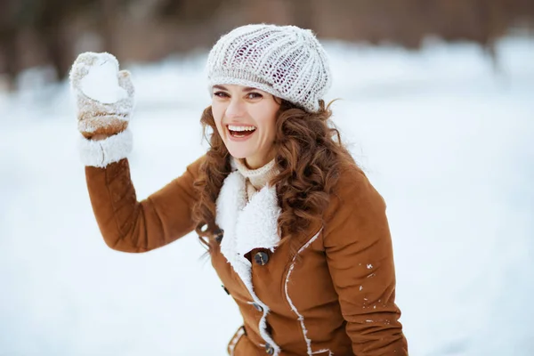 Sonriente Mujer Moderna Años Con Manoplas Sombrero Punto Abrigo Piel — Foto de Stock