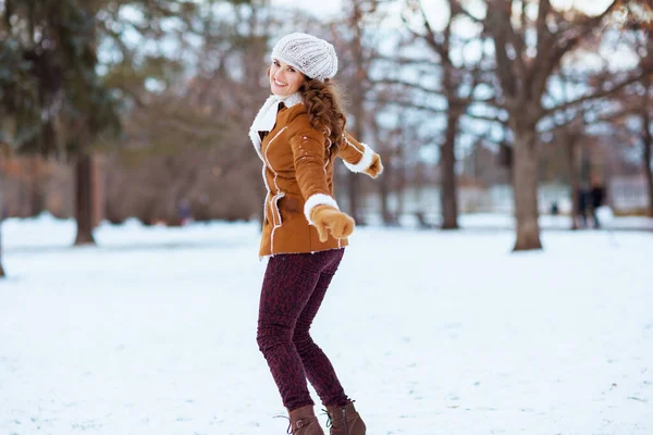 Heureuse Femme Moderne Ans Avec Des Mitaines Bonnet Tricoté Manteau — Photo