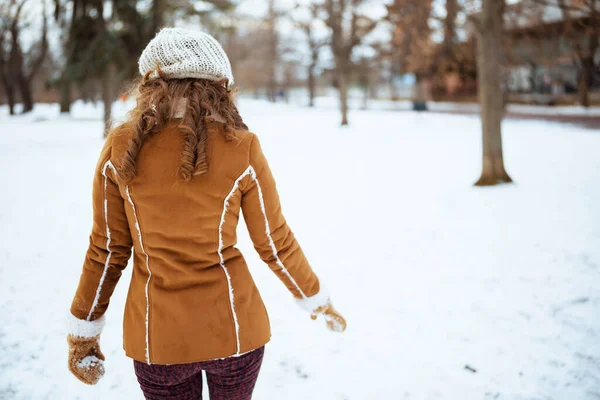 Gezien Van Achteren Vrouw Van Middelbare Leeftijd Met Wanten Een — Stockfoto