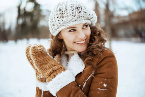 Gelukkige Moderne Vrouw Met Wanten Gebreide Muts Schapenvacht Buiten Het — Stockfoto