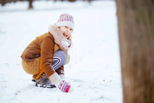 Bambino Elegante Sorridente Con Guanti Cappello Maglia Cappotto Pelle Pecora — Foto Stock