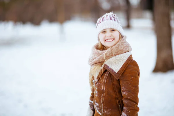 ปภาพของสาวสวยย างนอกในสวนสาธารณะในฤด หนาวในหมวกถ กและเส อโค ทหน งแกะ — ภาพถ่ายสต็อก