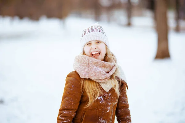 Retrato Menina Moderna Feliz Fora Parque Cidade Inverno Chapéu Malha — Fotografia de Stock