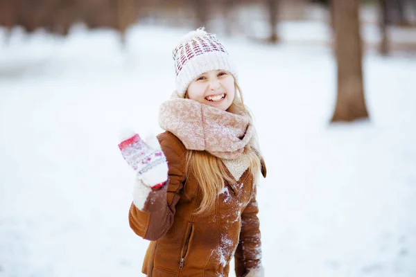 Felice Ragazza Alla Moda Con Guanti Cappello Maglia Cappotto Pelle — Foto Stock